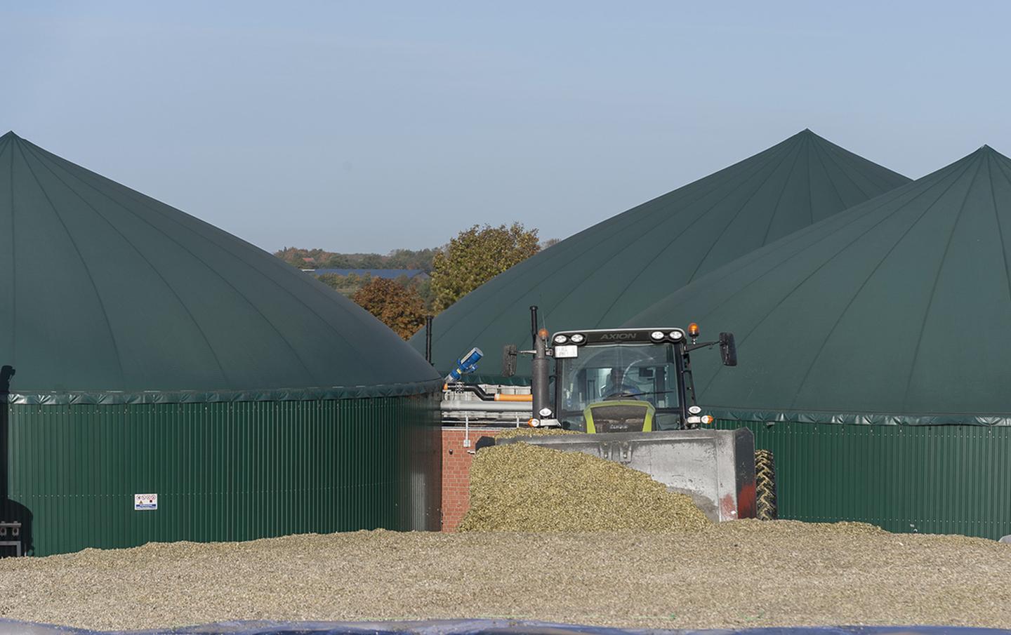 Traktor befüllt Biogasanlage