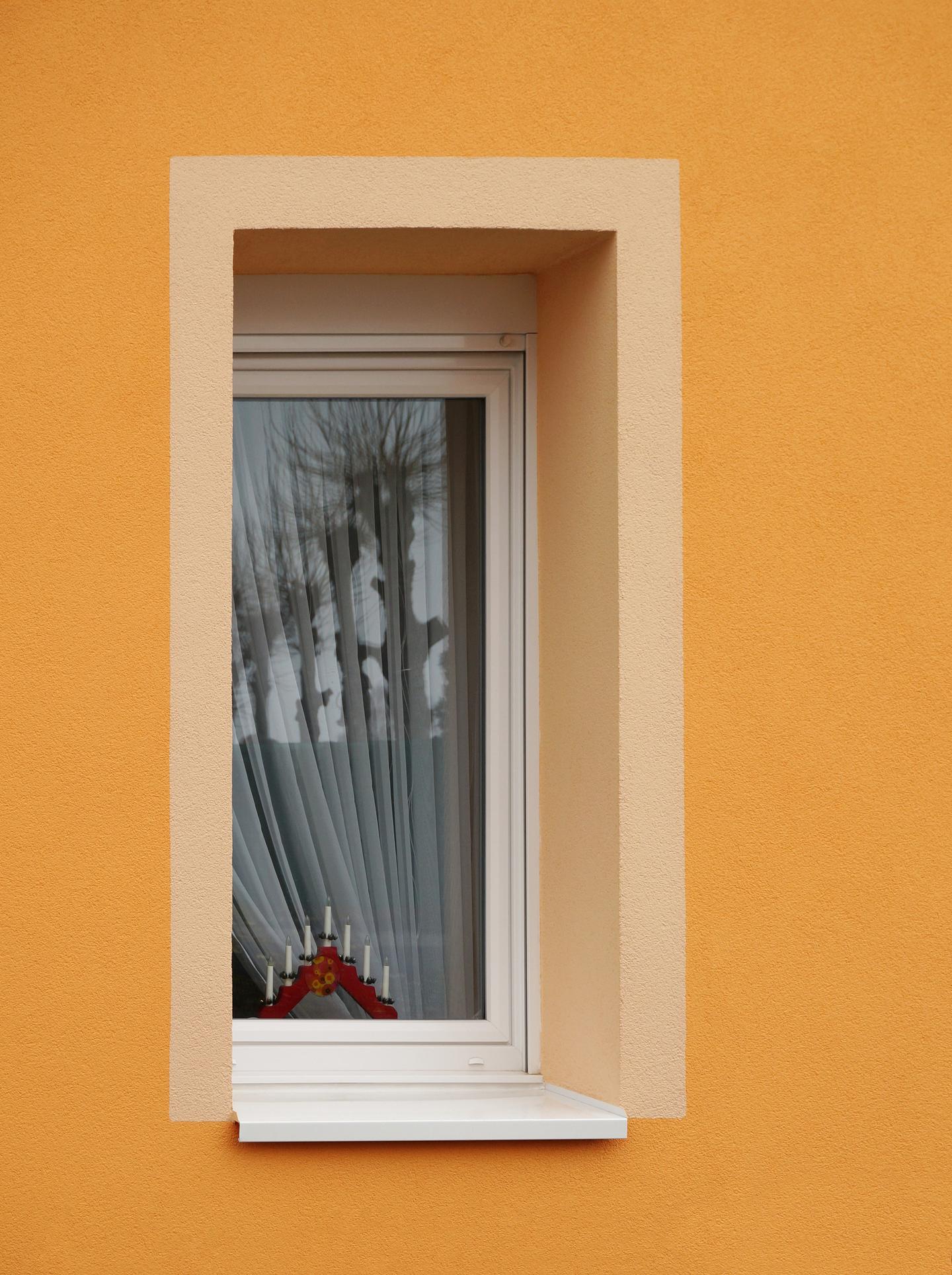 ein Fenster mit einem Vorhang und einer Fensterbank aus Aluminium