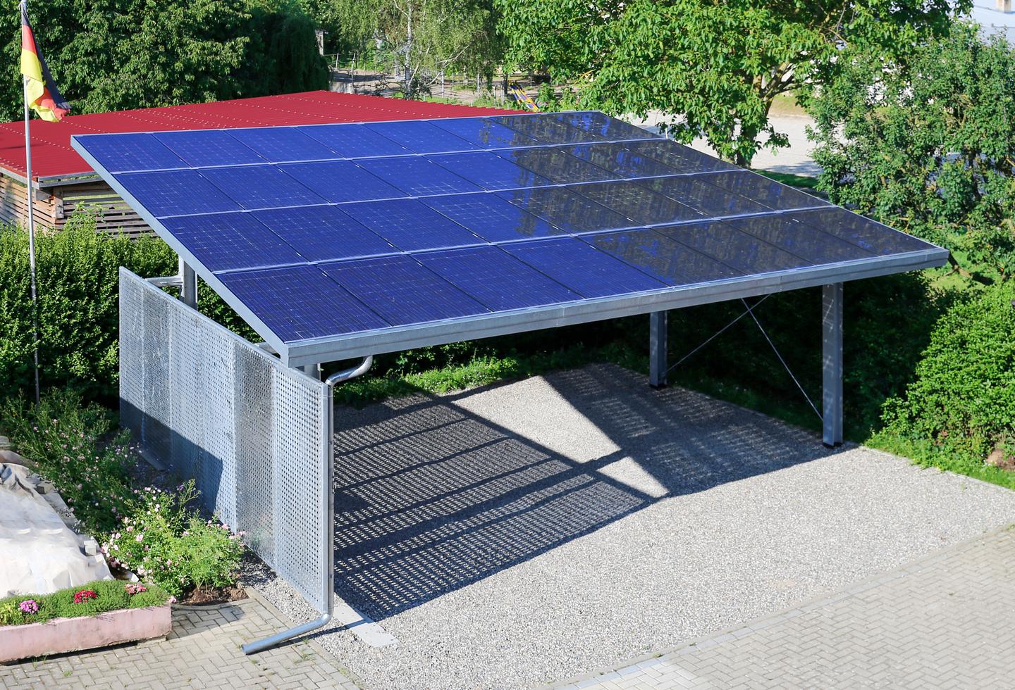 Solarpanels auf einem Carport aus Sicht von oben