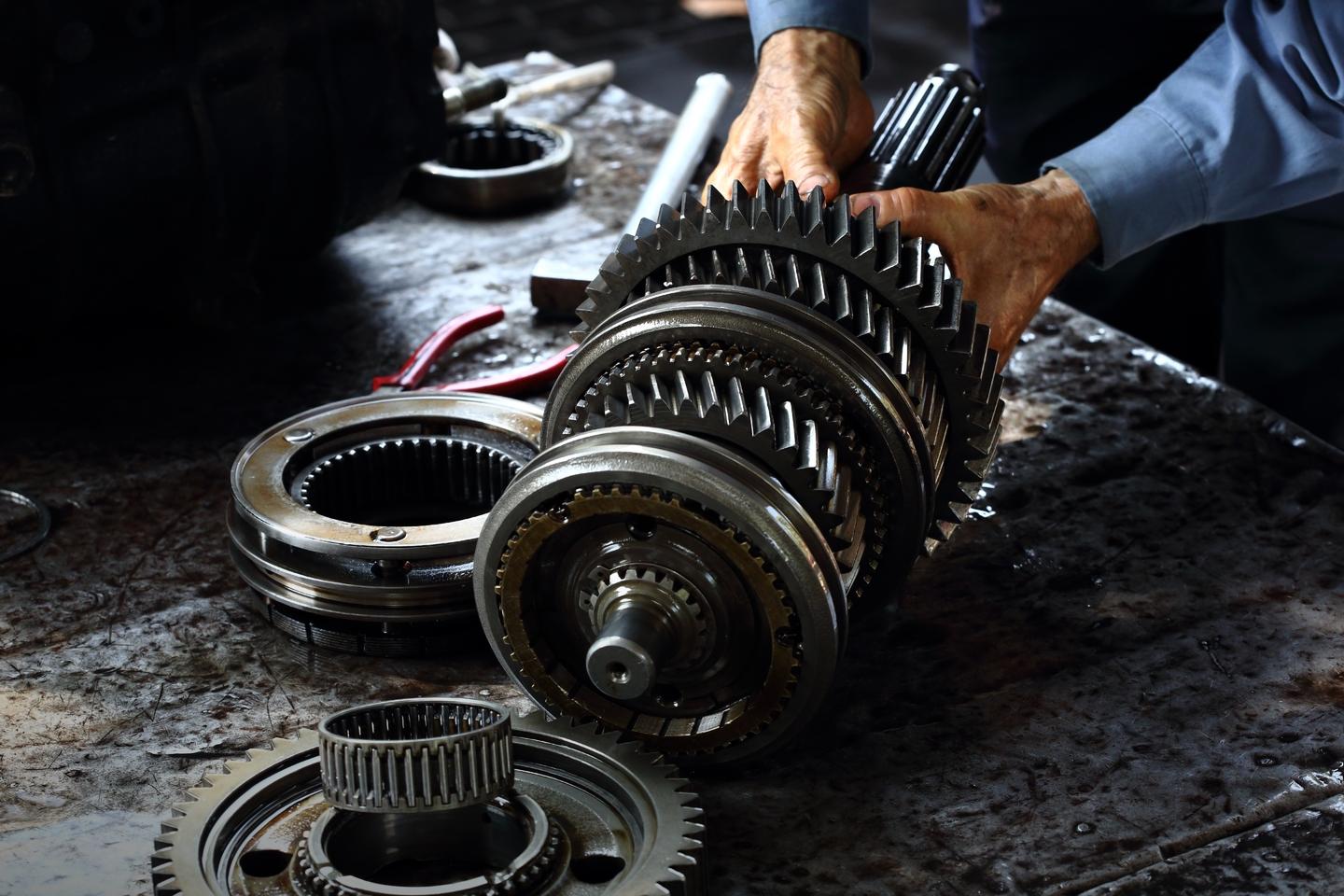 Ein Mann repariert ein Getriebe