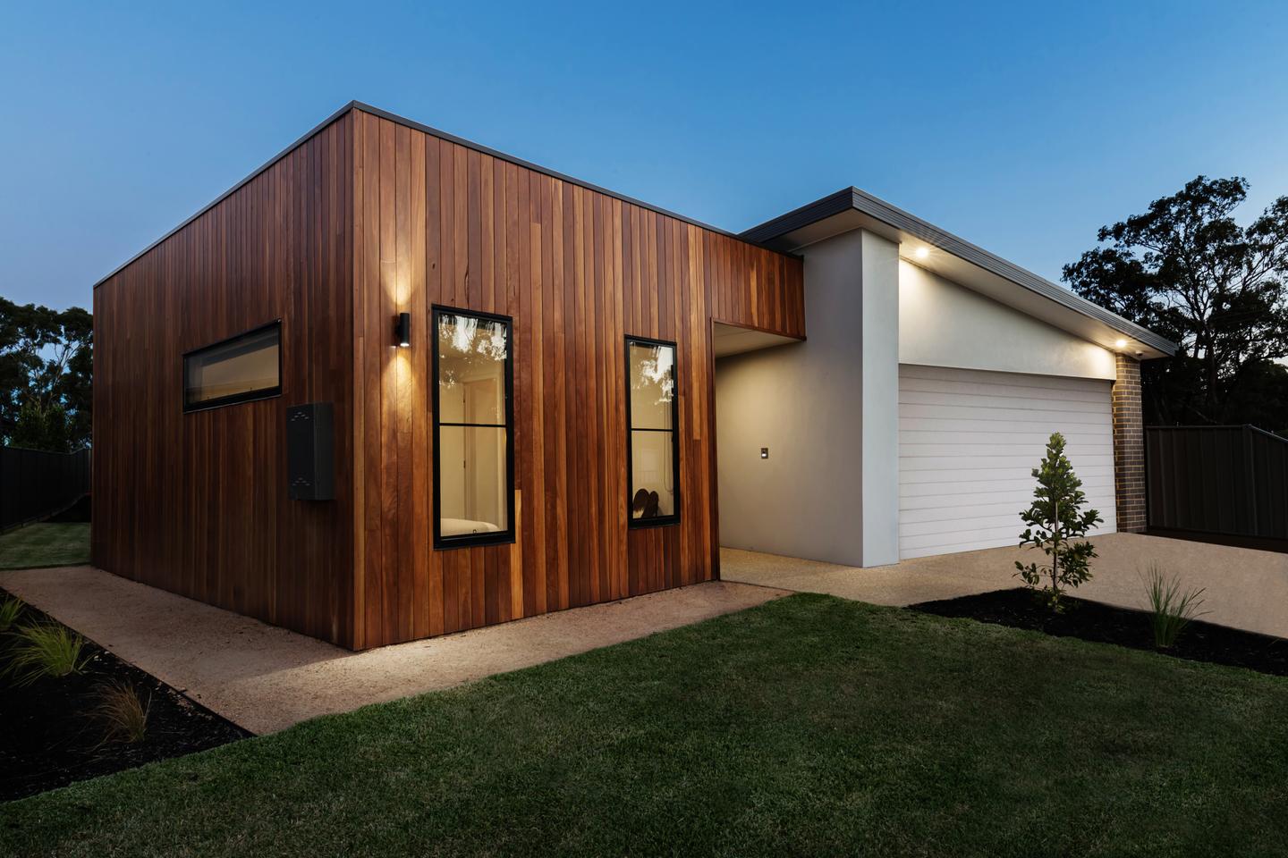 Modernes Haus mit Holzfassade und Garage