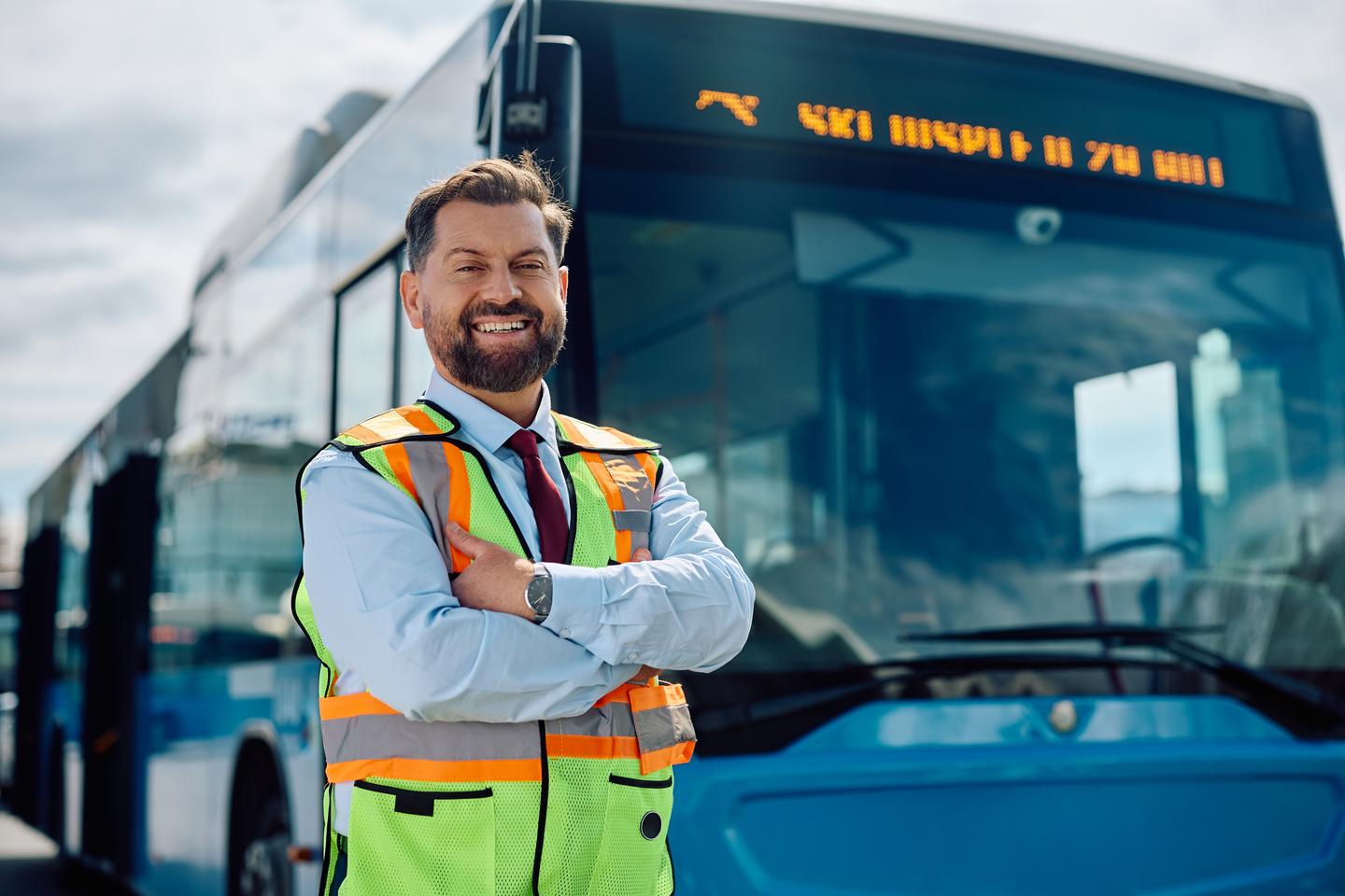 Ein Busfahrer steht vor einem Omnibus