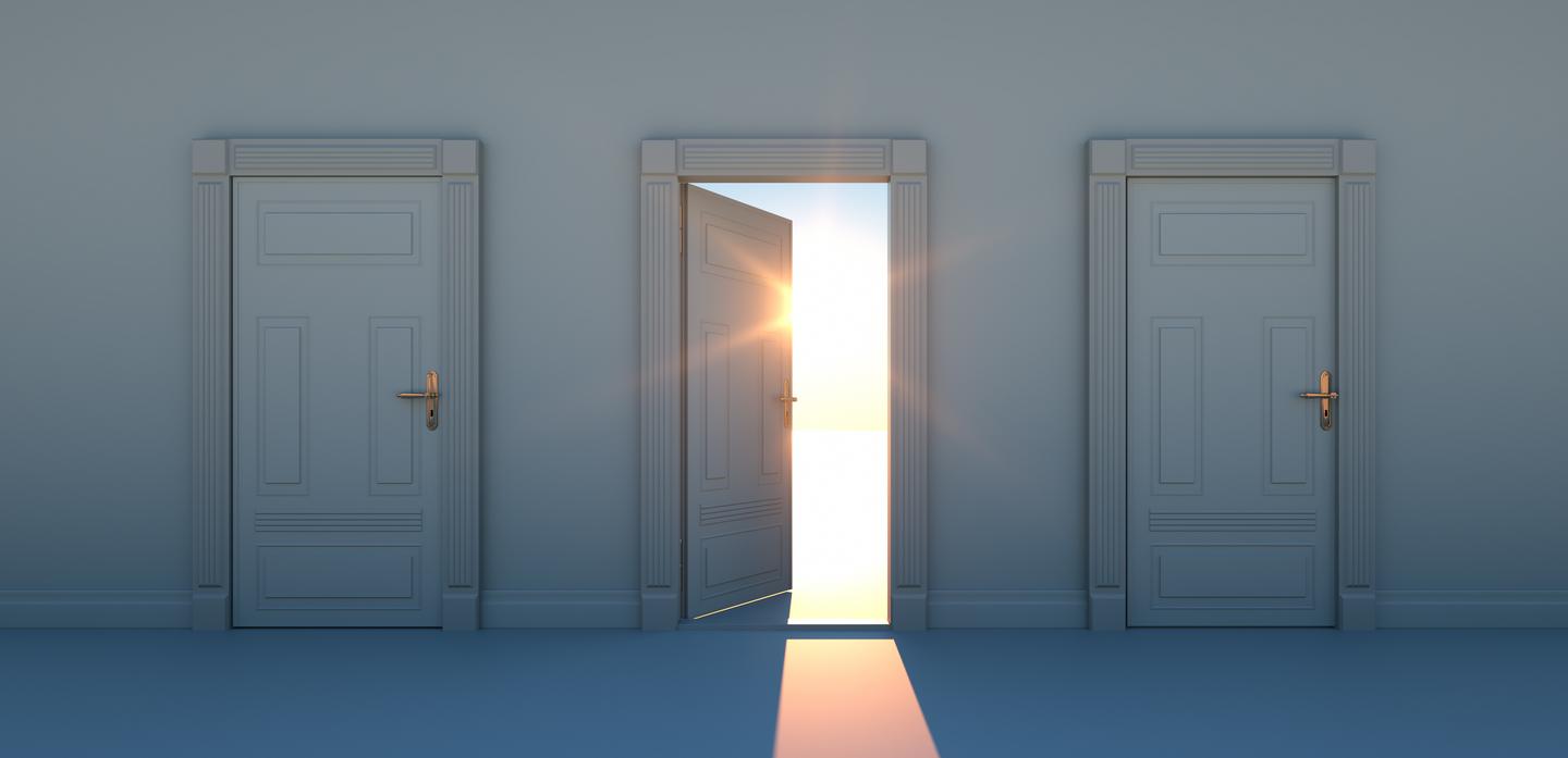 2 geschlossene Türen und eine offene Tür mit Sonnenlicht