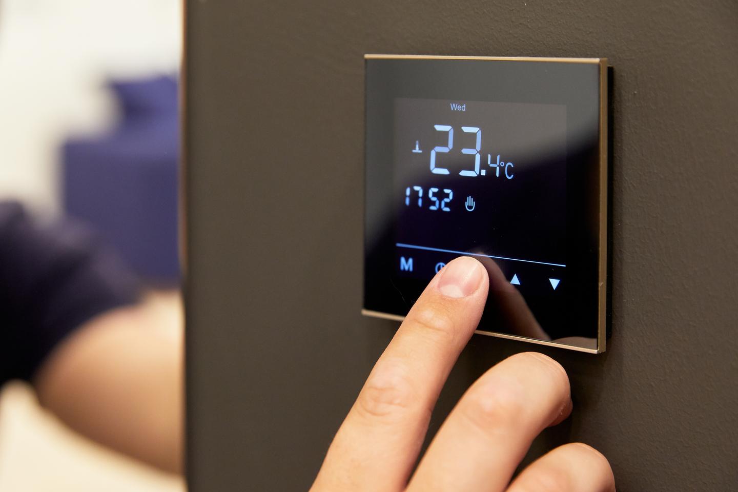 Finger stellen digitalen Thermostat ein.
