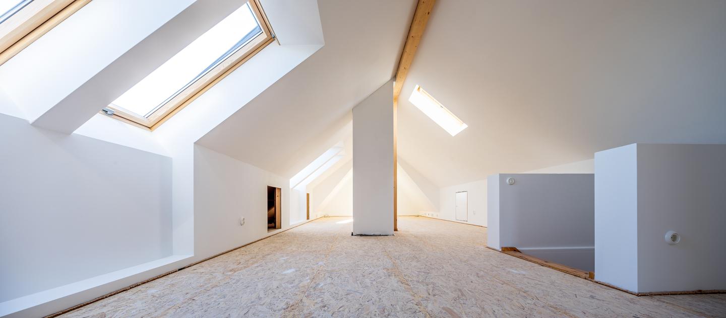 Dachboden mit verputzten Wänden und verputzter Decke