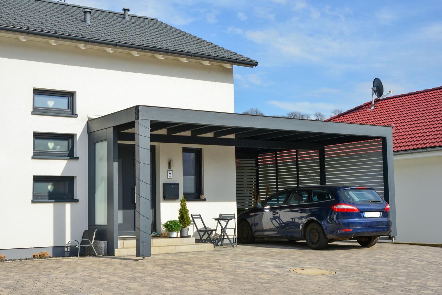 weißes Haus mit Carport und integrierter Eingangsüberdachung